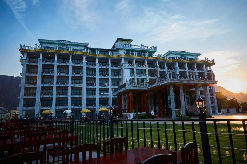 Thavisouk Riverside Hotel Ванг-В'єнг Екстер'єр фото